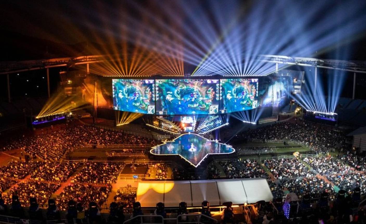 赛后群访AKi：今天队伍发挥的不是特别好吧，因为过程太坎坷了